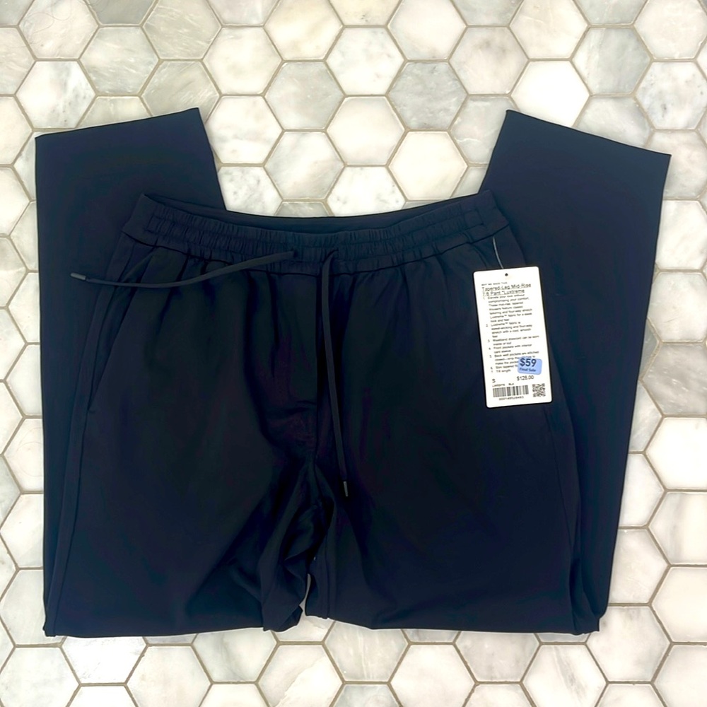 NWT Lululemon Black Luxtreme Tapered Leg Mid-Rise 7/8 Pant, size Small